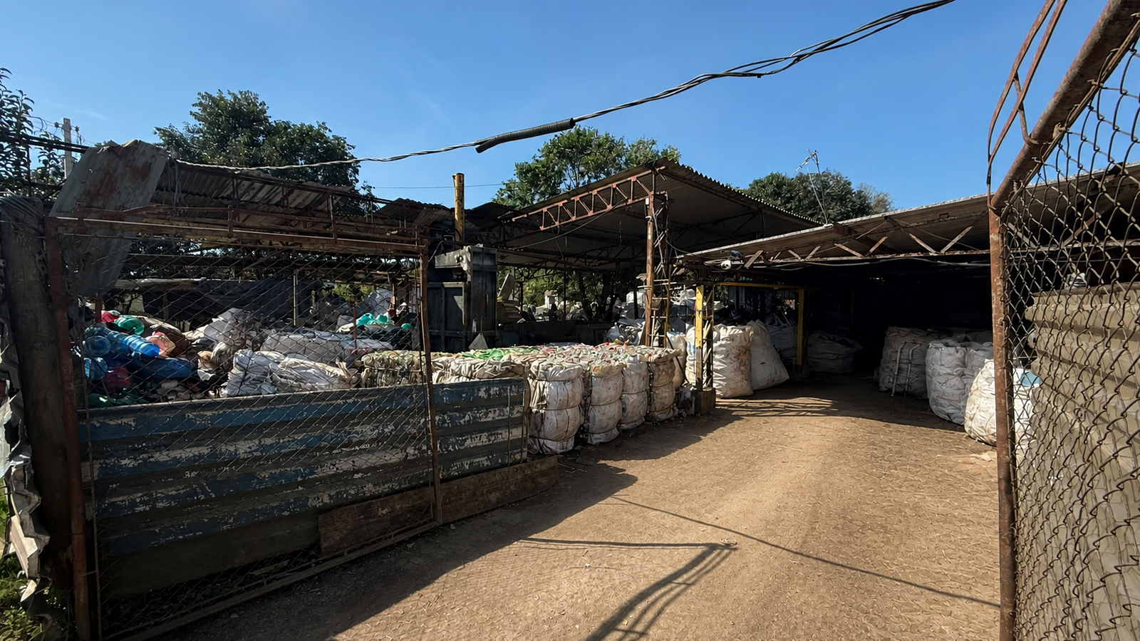 Pátio da Portella Reciclagem em Almirante Tamandaré com materiais recicláveis armazenados
